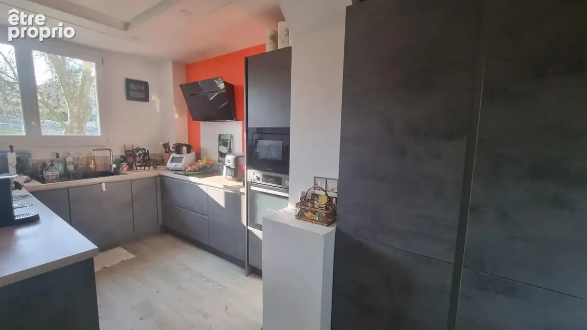 Grand F3 70m² en TBE bien exposé avec balcon, cave et parking privatif en sous-sol. - photo 6
