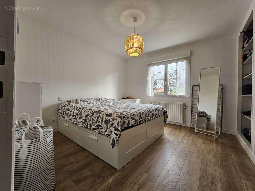 Maison à SAINT-DENIS-DE-L'HOTEL