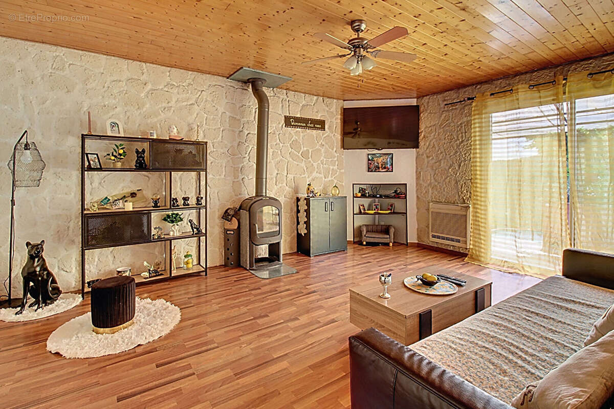 À VENDRE EN EXCLUSIVITÉ - CALLAS Maison 4 chambres avec piscine et grand terrain de 3205 m² - photo 6