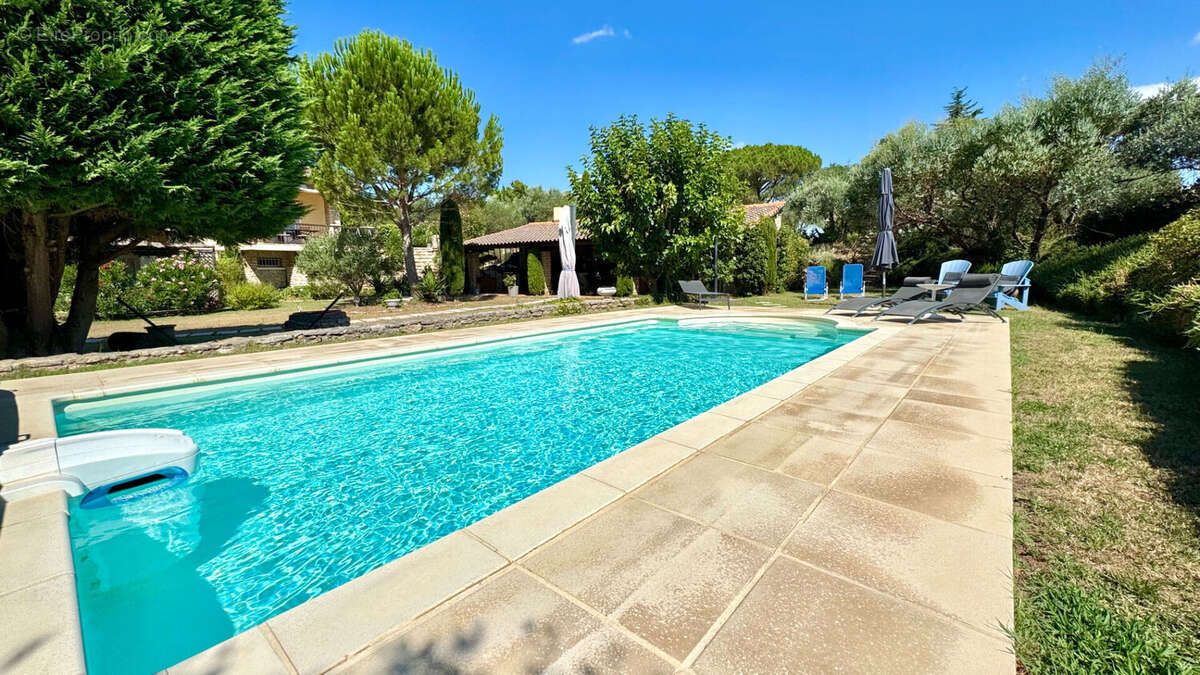 Maison à ENTRAIGUES-SUR-LA-SORGUE