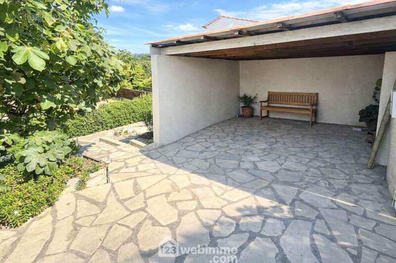 Stationnement couvert. - Maison à SAINTE-MAXIME