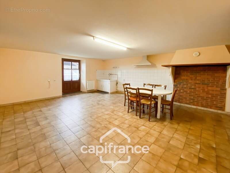 Maison à DOMMARTIN-LES-CUISEAUX