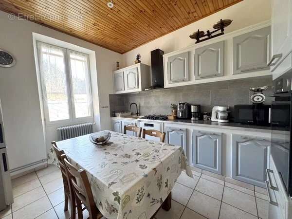 Maison avec garage et jardin attenant - photo 7