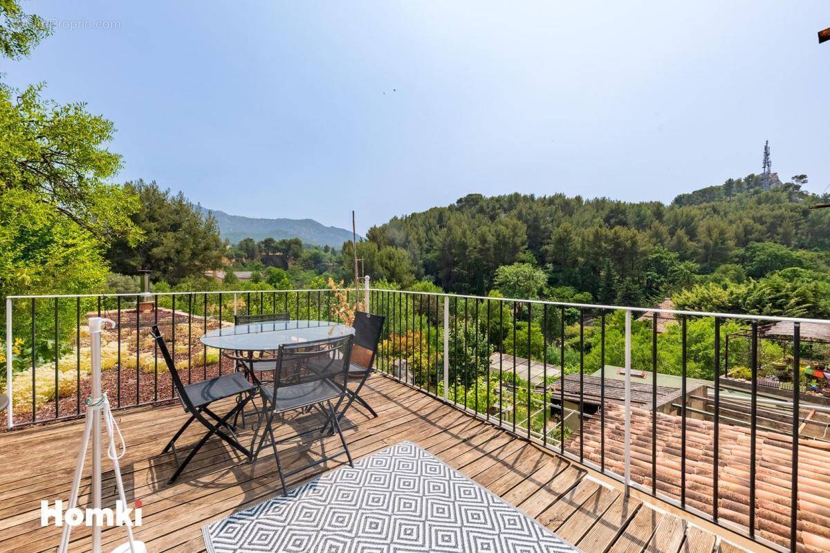 Appartement à ROQUEVAIRE