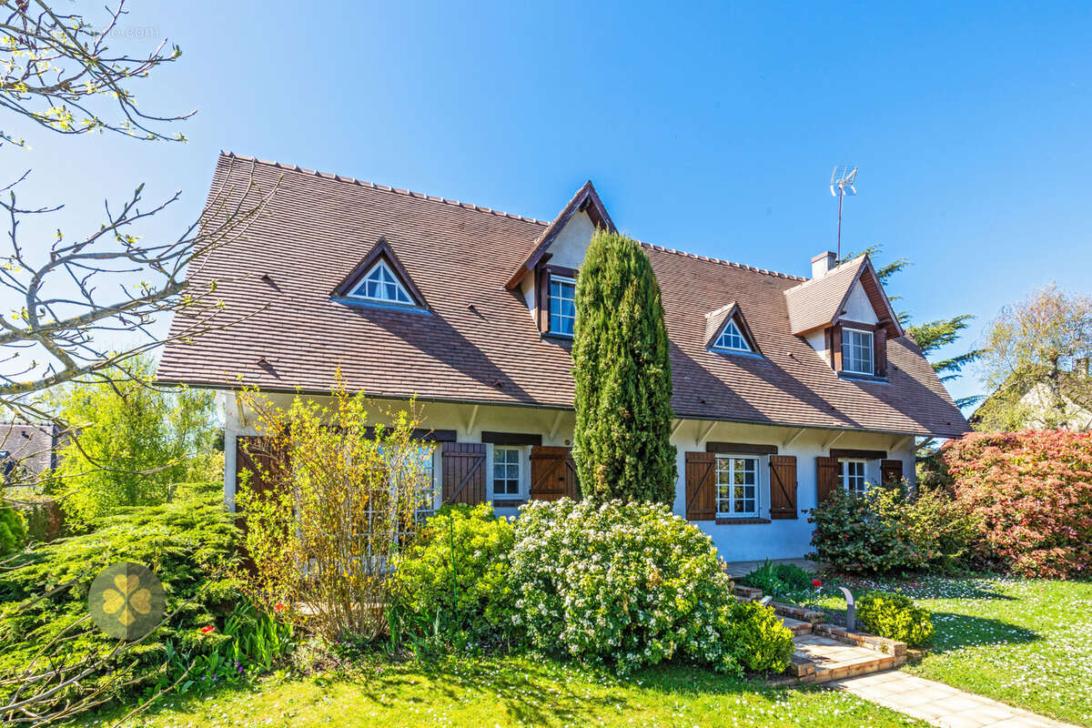 Maison à LA QUEUE-LES-YVELINES