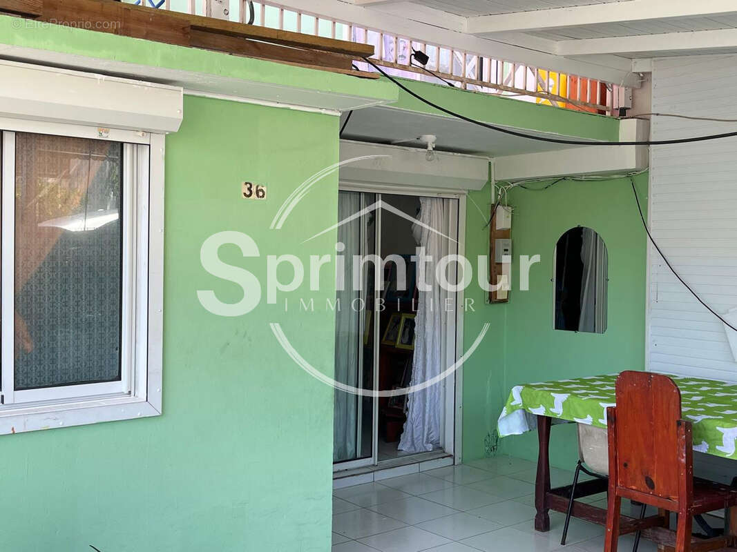 BASSE-TERRE - Maison familiale T 5 avec studio indépendant - photo 2