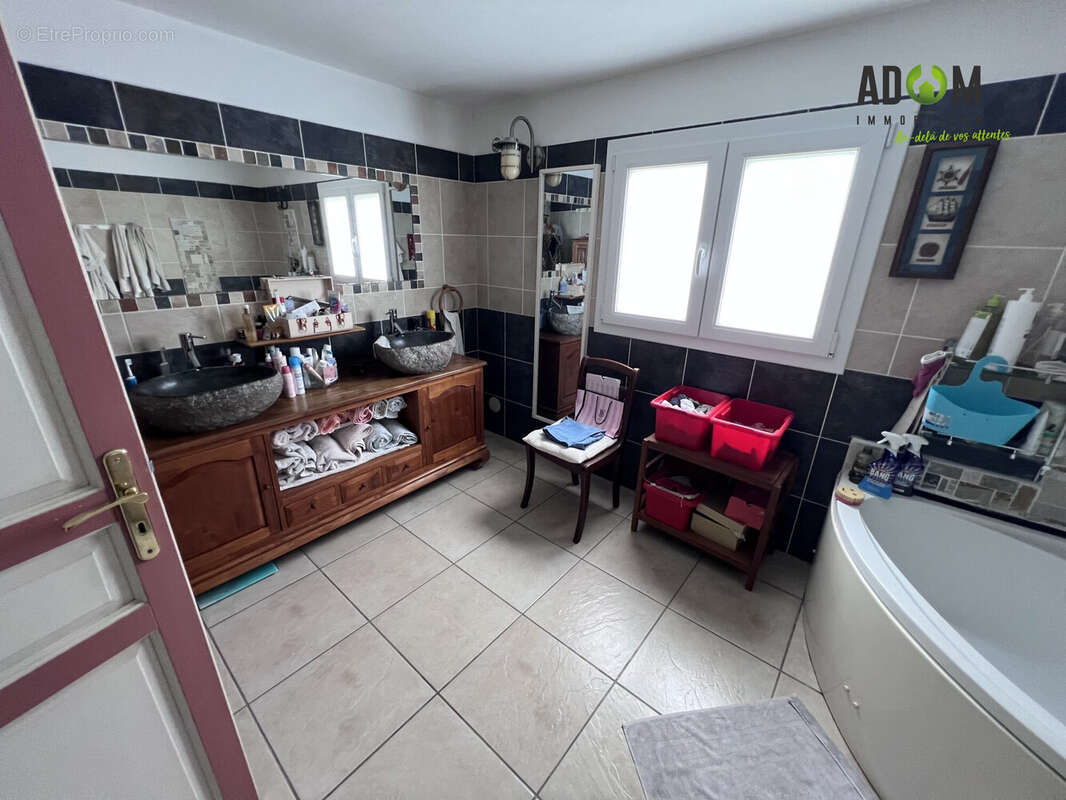 Niveau 1 - Salle de bain - Maison à LE TAMPON