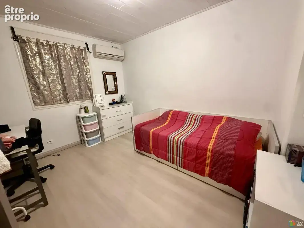 Saint-André centre – Maison familiale F5 de 181 m² utiles avec garage - photo 10