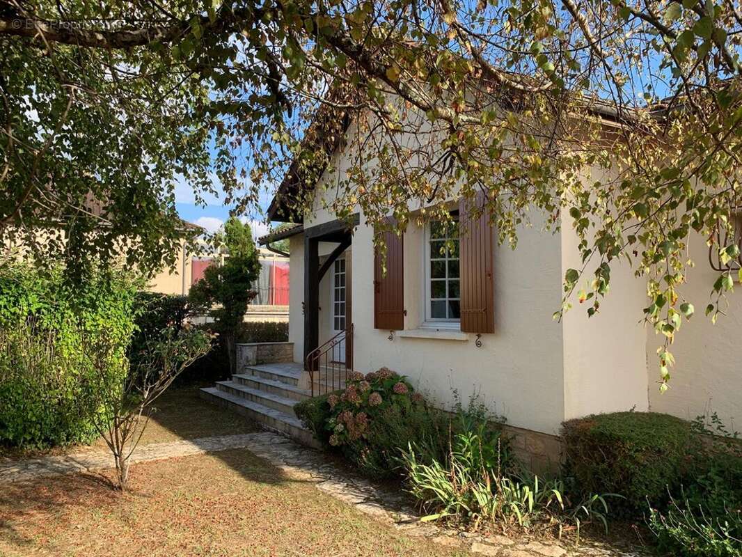 Contemporaine de plain-pied avec jardin à proximité des commerces ! - photo 2