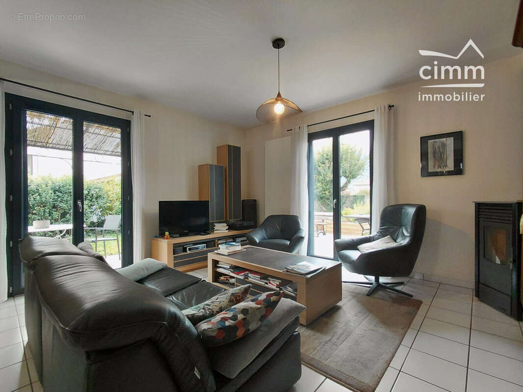 Séjour - Salon - Maison à CLAIX