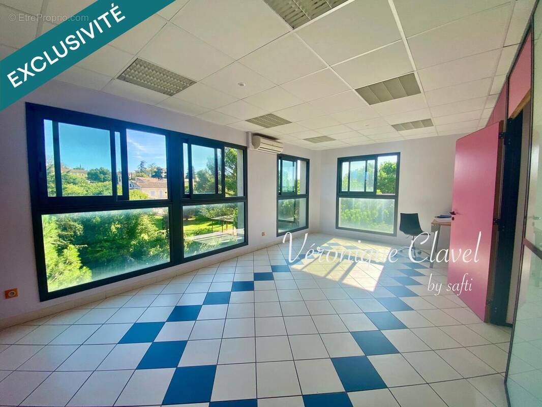 Photo 1 - Commerce à UZES