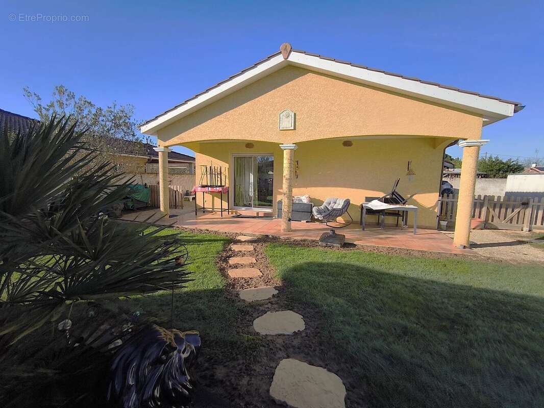 Maison à CRUZILLES-LES-MEPILLAT