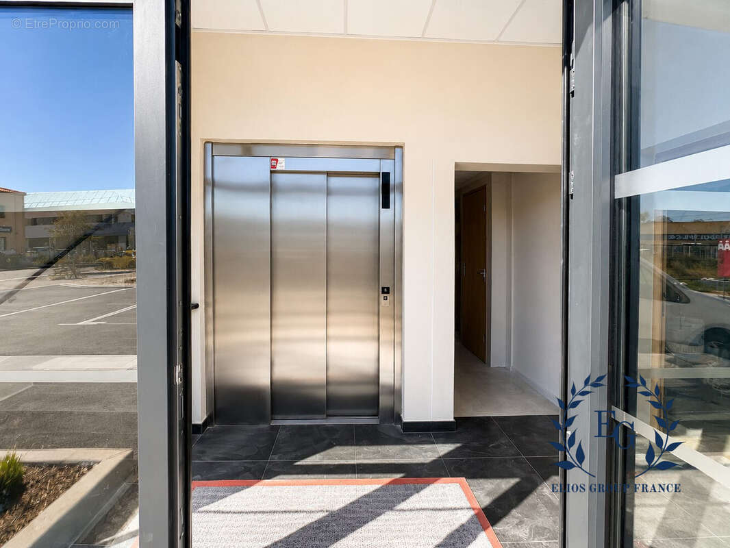 Commerce 250 m² à Saint-Maximin-La-Sainte-Baume  - photo 2