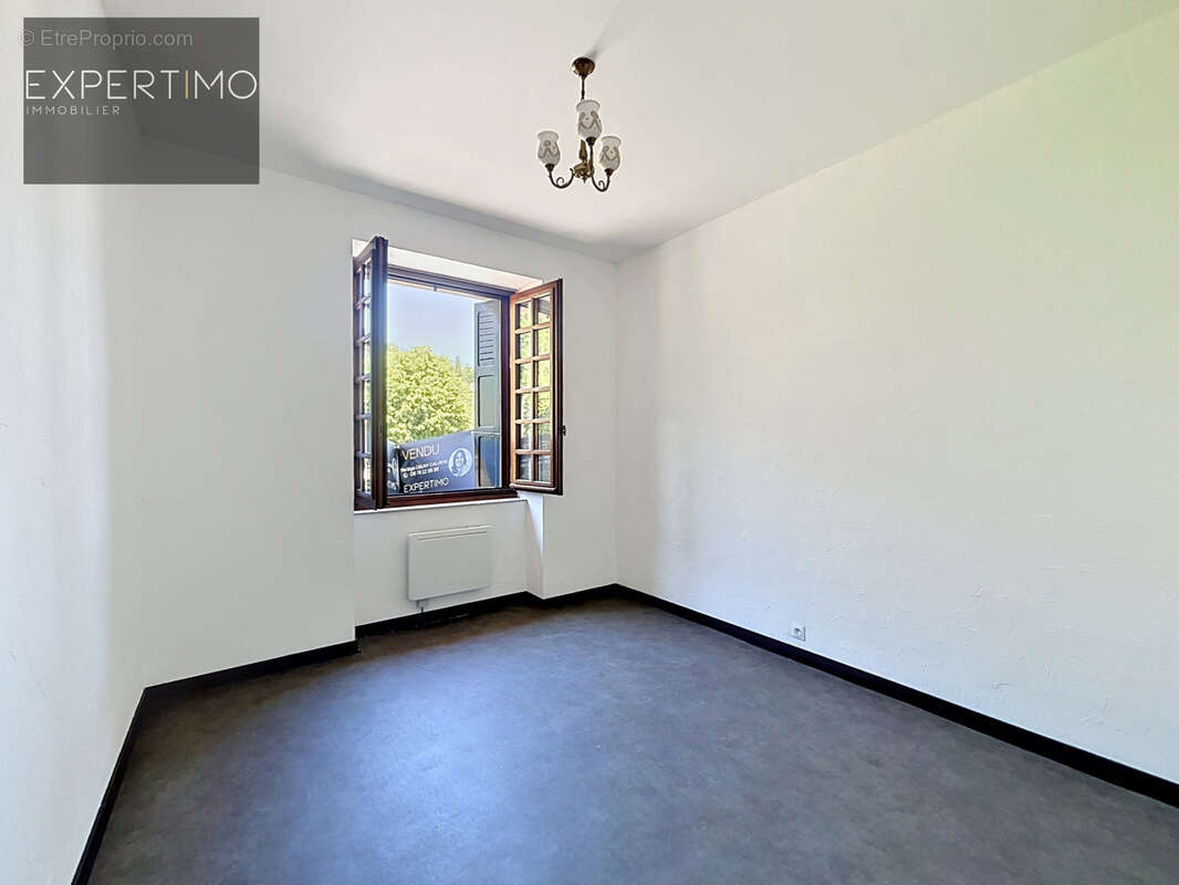Maison avec potentiel sur deux niveaux   garage et stationnements   Vivier-Pont - photo 7