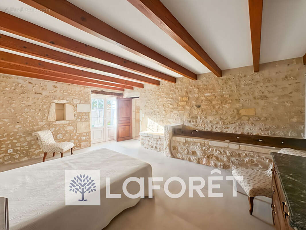 Maison à SAINT-GENIS-DE-SAINTONGE