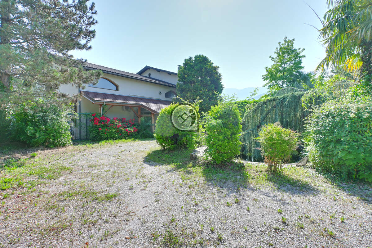 Ensemble immobilier de 210 M2 avec laboratoire aux normes + Duplex T5 + bureau sur 970 m2 de terrain - photo 4