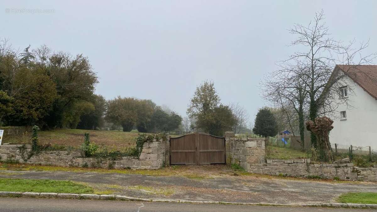 Terrain à MAGNAC-BOURG