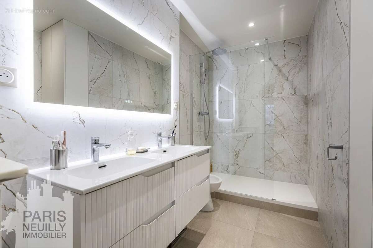 Appartement à PARIS-17E