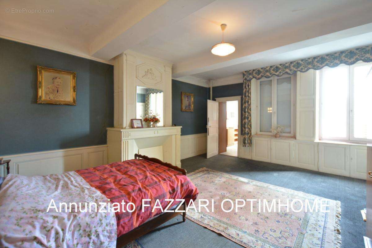 À vendre en exclusivité : Grande maison de ville historique à rénover, avec commerce – centre-ville de Stenay (proche Belgique e - photo 15