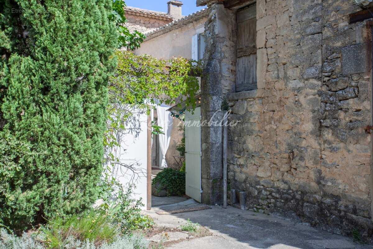 Maison à MENERBES