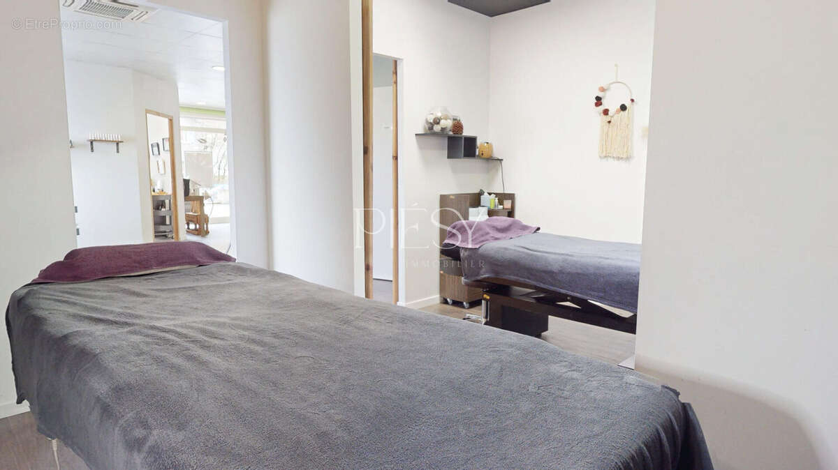 Commerce à ETREMBIERES