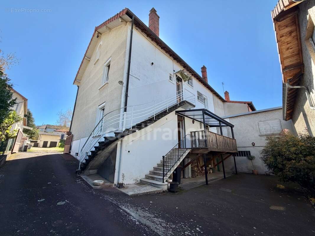 Ensemble immobilier : maison + appartement independant + garage de 135m2 + dependances et terrain clos – rare sur le secteur - photo 5