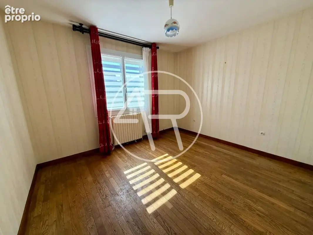 RARE MAISON F4 avec grand garage, grange et 7386 m2 de terrain - photo 9
