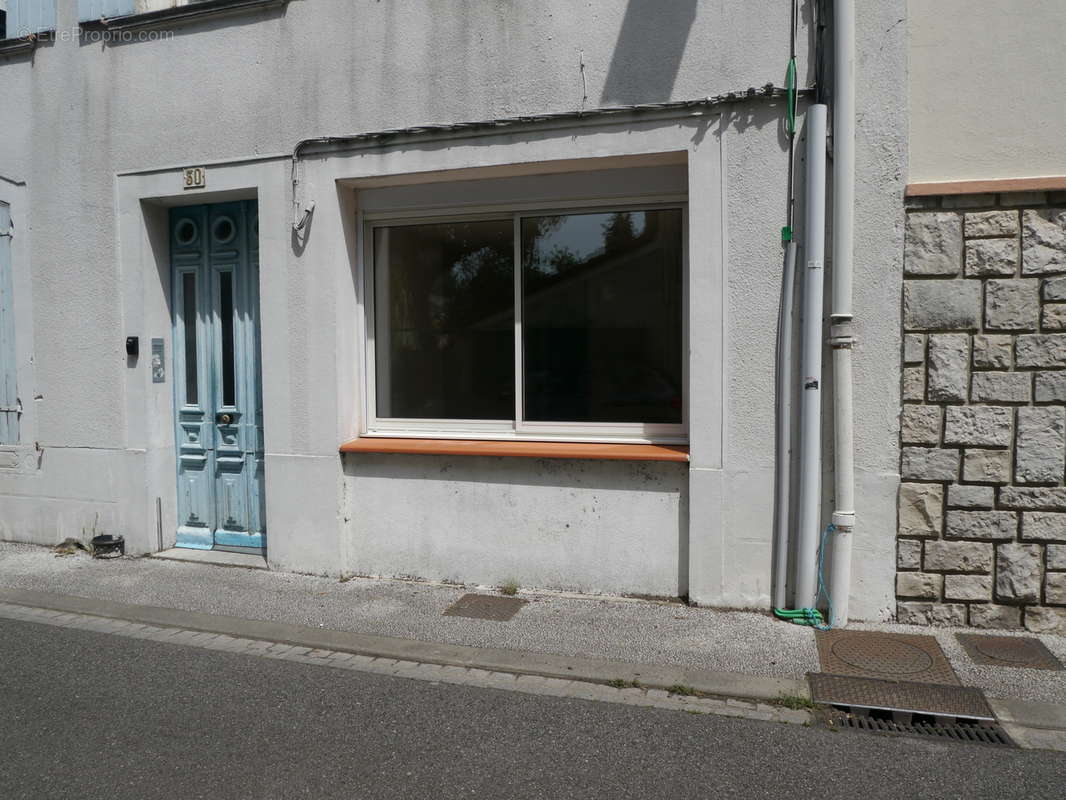Façade côté rue une fenêtre