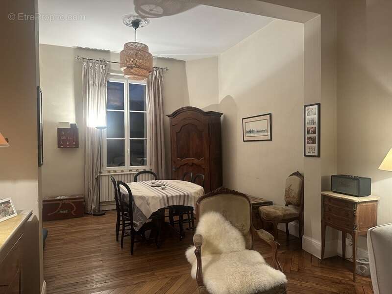 A vendre - Centre de ville de Saumur (49400) maison en pierre de tuffeaux - 5 chambres - Jardin - 152 m² - photo 13