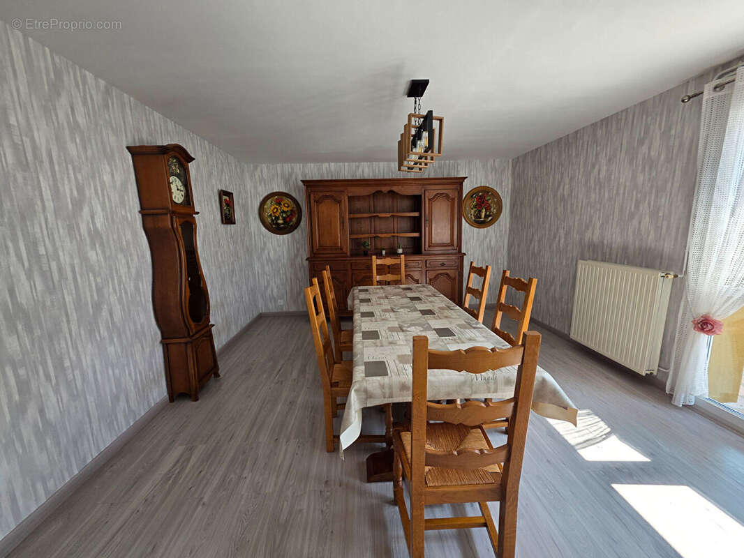 Maison à CREVECOEUR-LE-GRAND