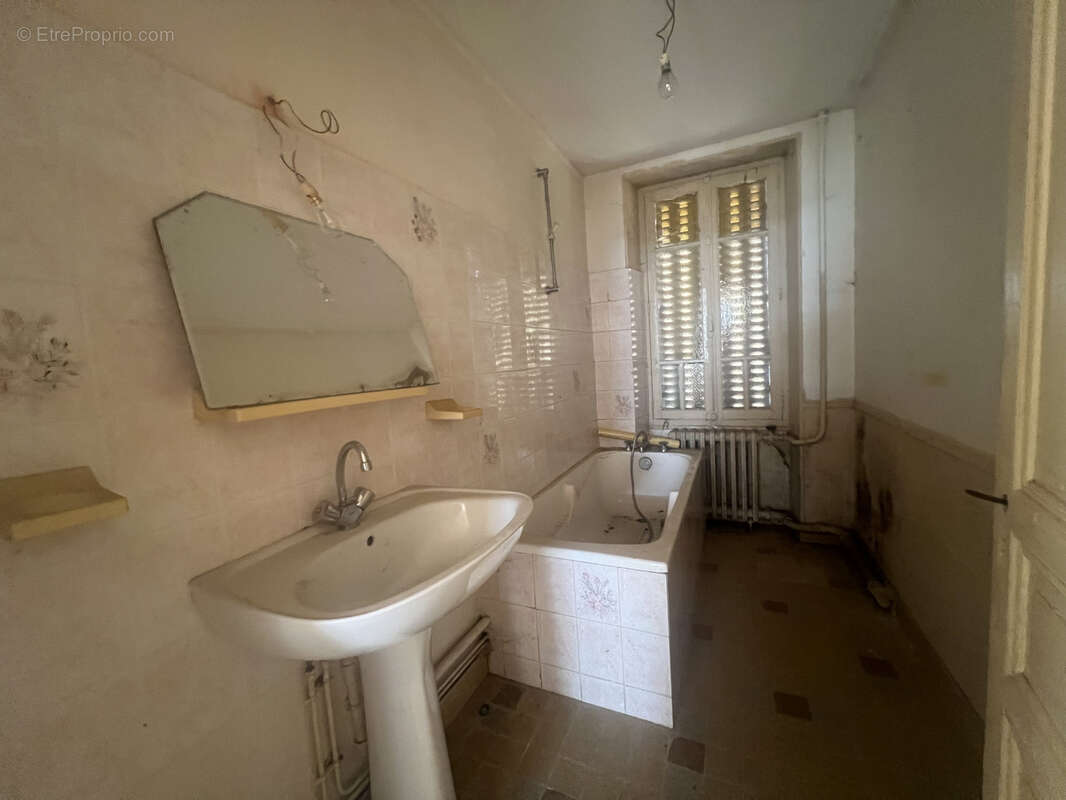 Maison de bourg avec dépendance et terrain - photo 8