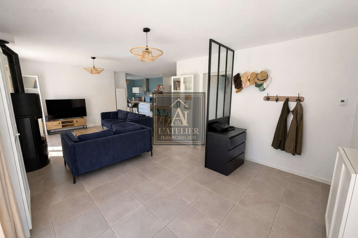 Maison récente avec 5 chambres, piscine et garage - photo 18