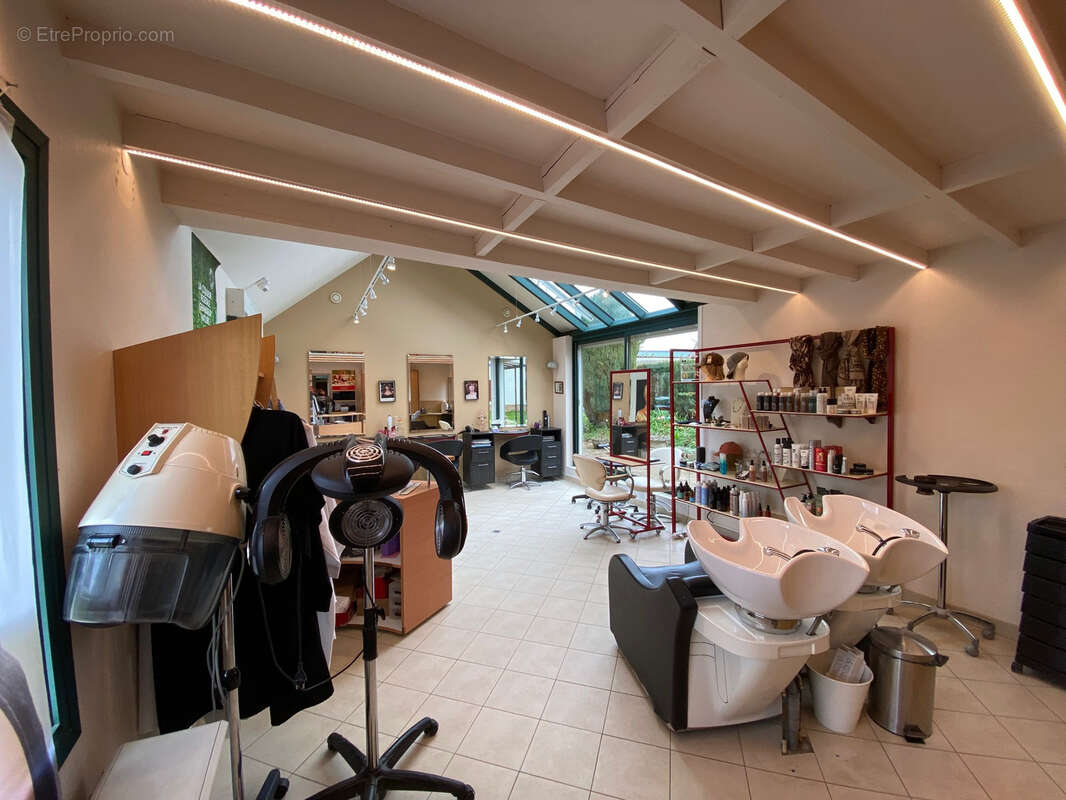 Salon de coiffure a vendre - cadre campagne + clientele fidele ! - photo 3