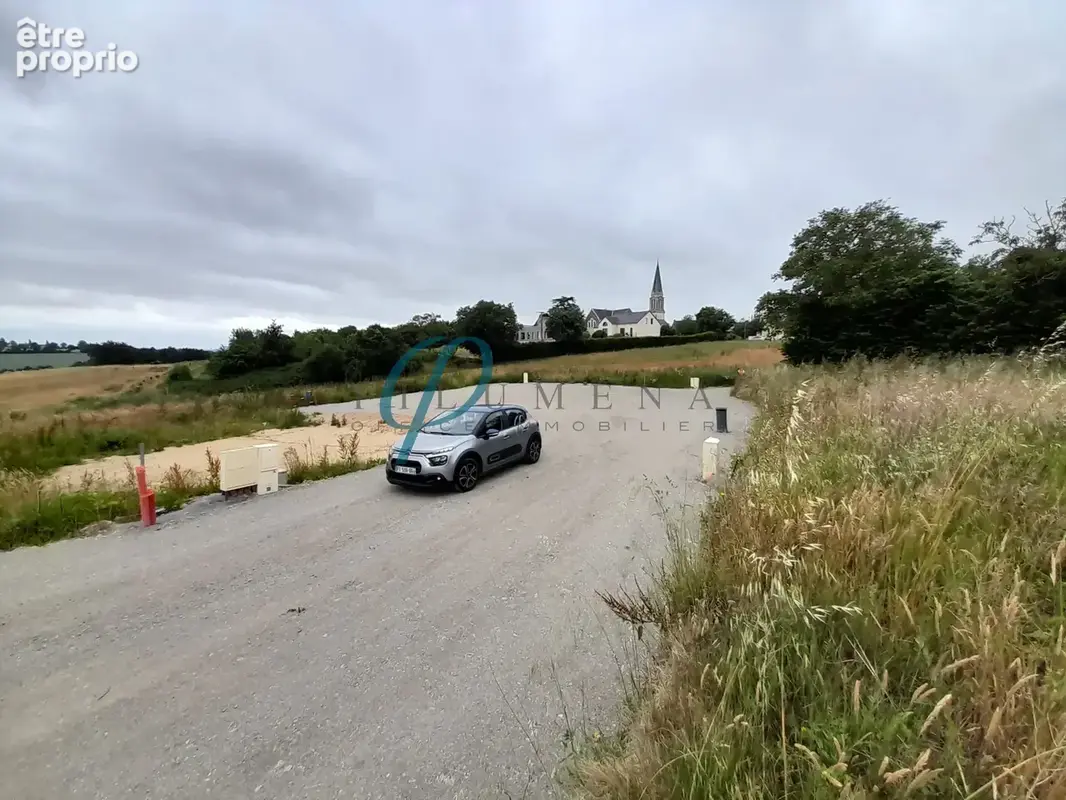 Terrain à POUILLE-LES-COTEAUX