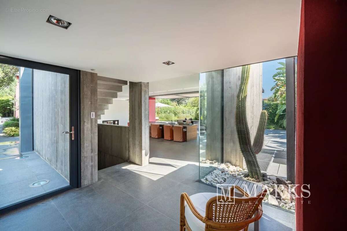 Villa de luxe de 4 chambres au centre de Saint-Jean avec terrain plat - photo 17
