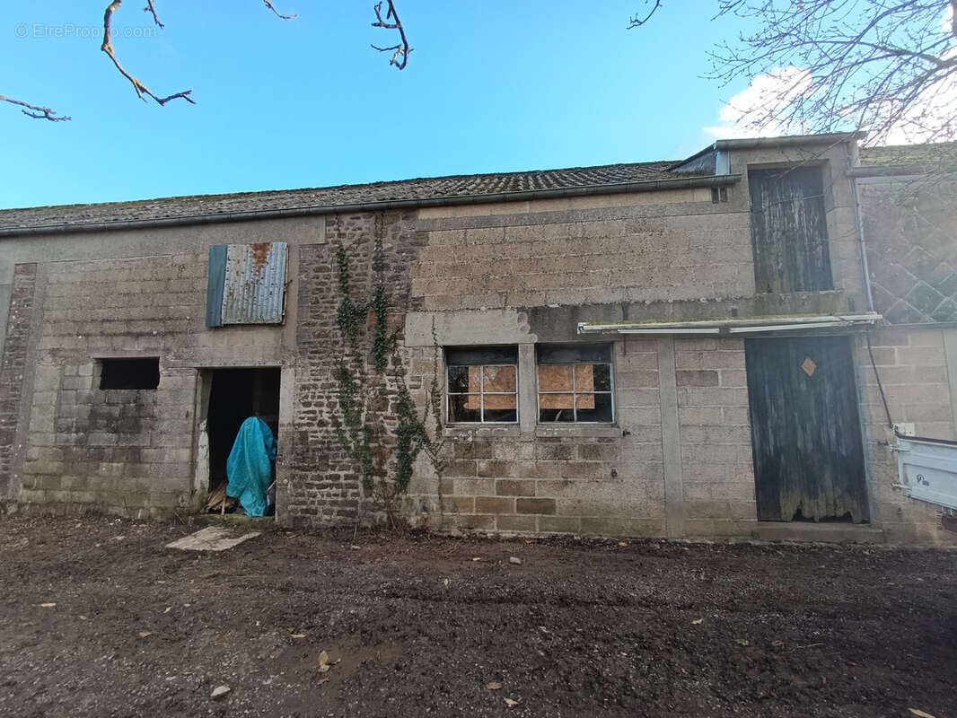 Parking à TESSY-SUR-VIRE