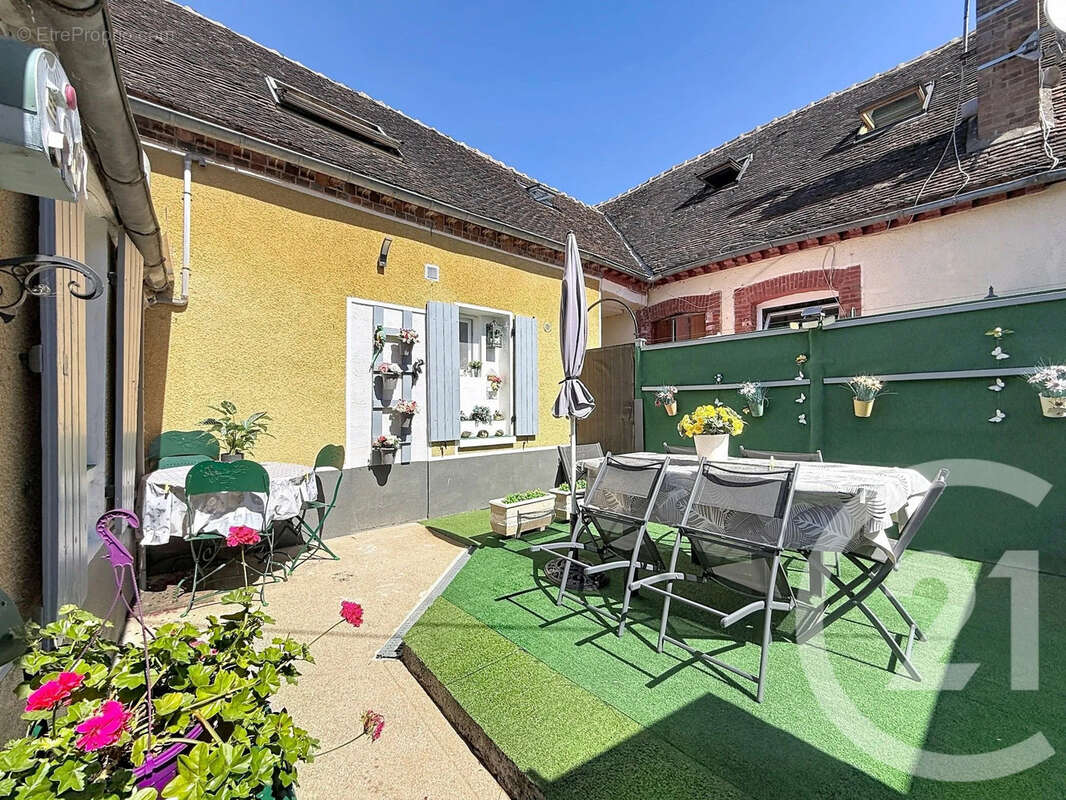 Maison à THORIGNY-SUR-OREUSE
