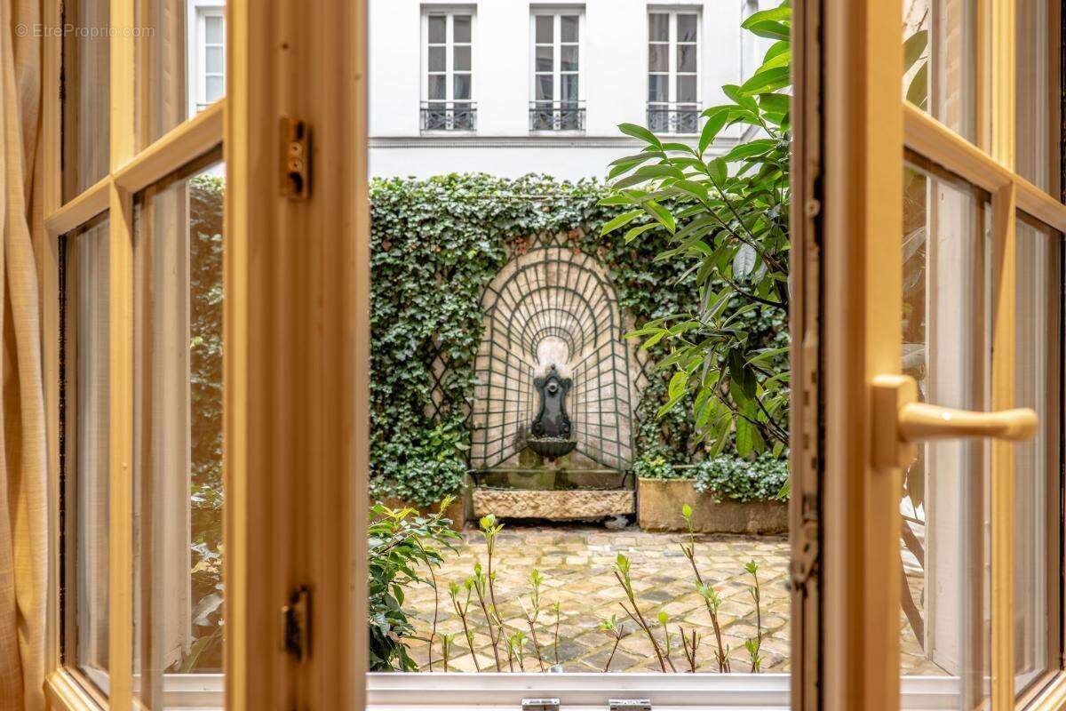 Appartement à PARIS-1E