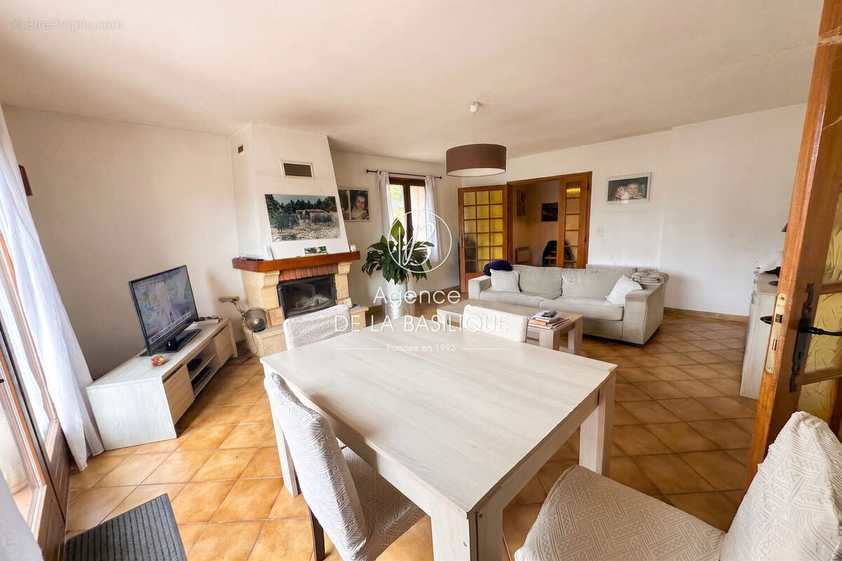 Maison 91 m² à Saint-Maximin-La-Sainte-Baume  - photo 3