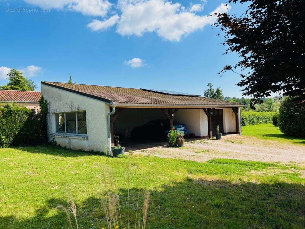 Maison à CREUZIER-LE-VIEUX