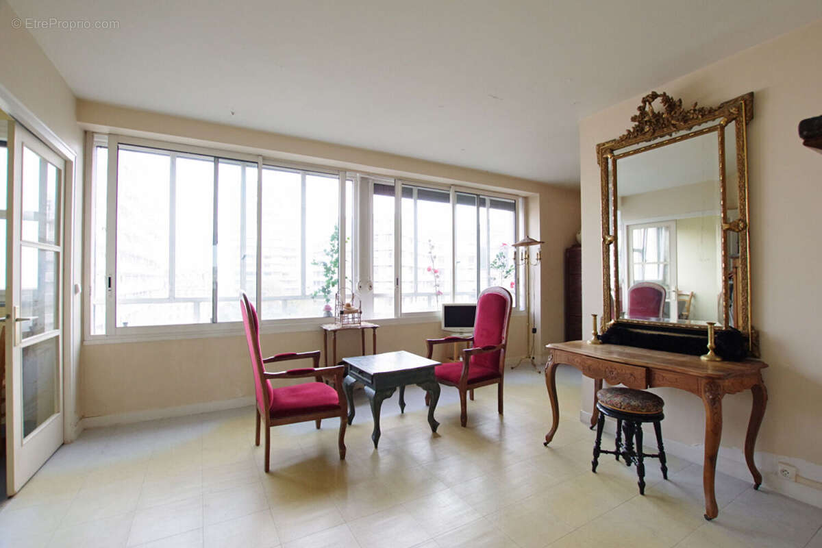 Appartement à PARIS-14E