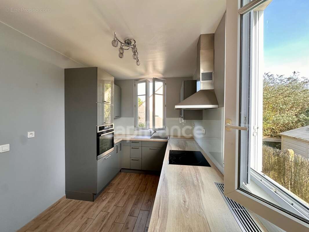 Maison à vendre 5 pièces  4 Chambres FEUCHEROLLES (78) - photo 9