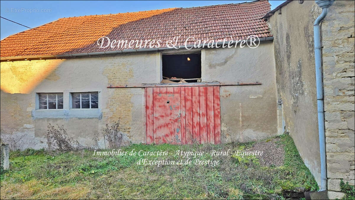 Propriété - Maison de Maître et dépendances à rénover sur parc clos. - photo 15