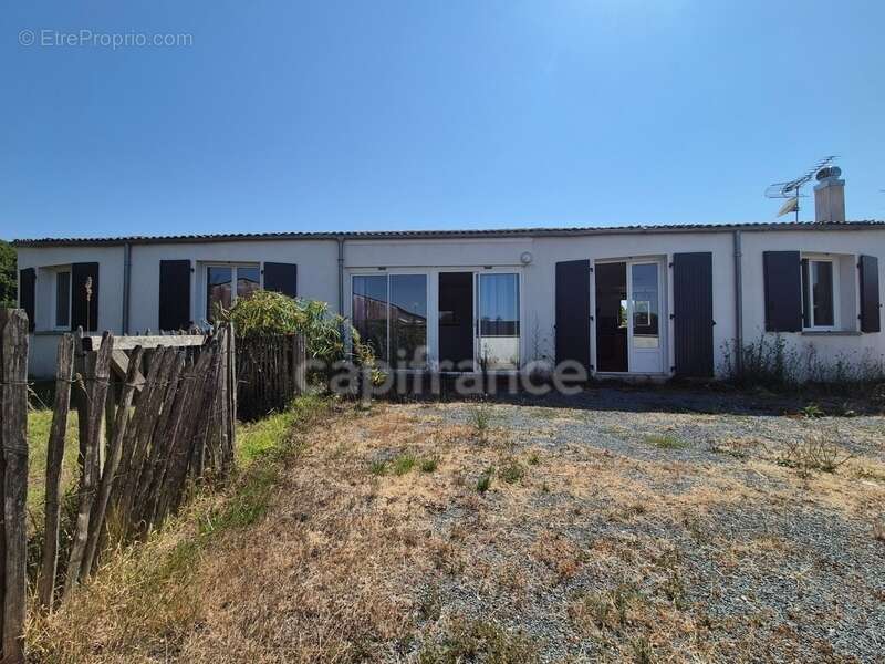 Maison à CHAILLEVETTE