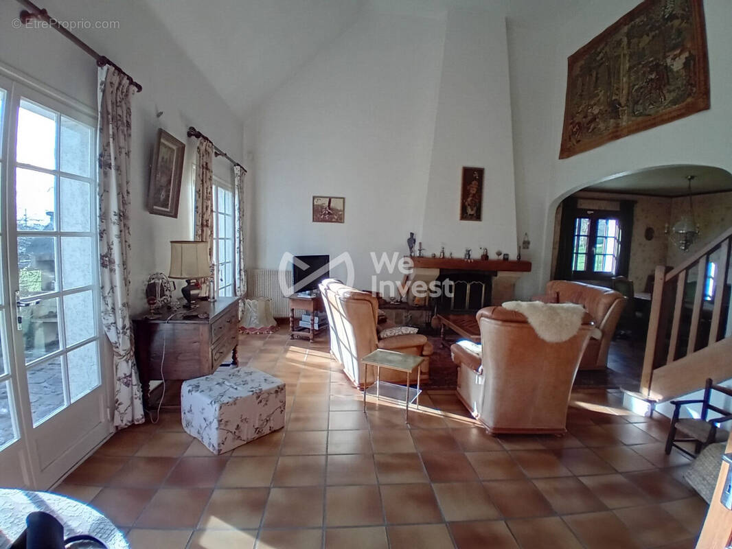 Salon avec très haut plafond - Maison à DAMPMART