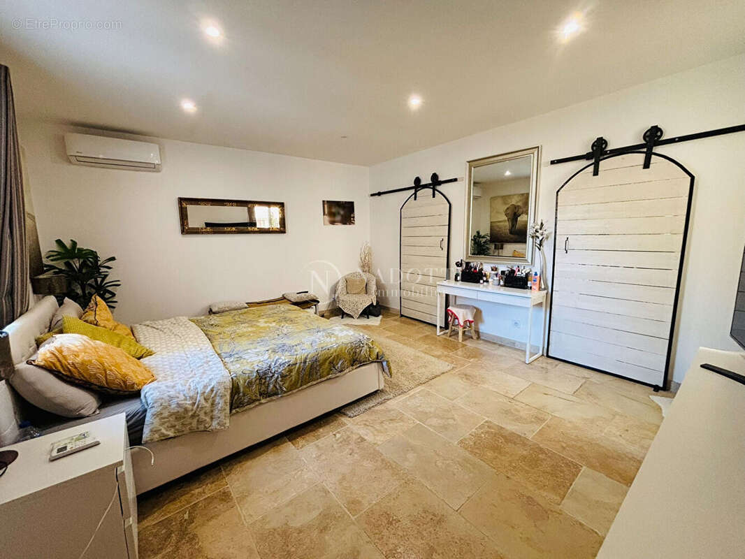 À Vendre  Maison de Ville Rénovée avec Fort Potentiel au Centre de Cavaillon - photo 7
