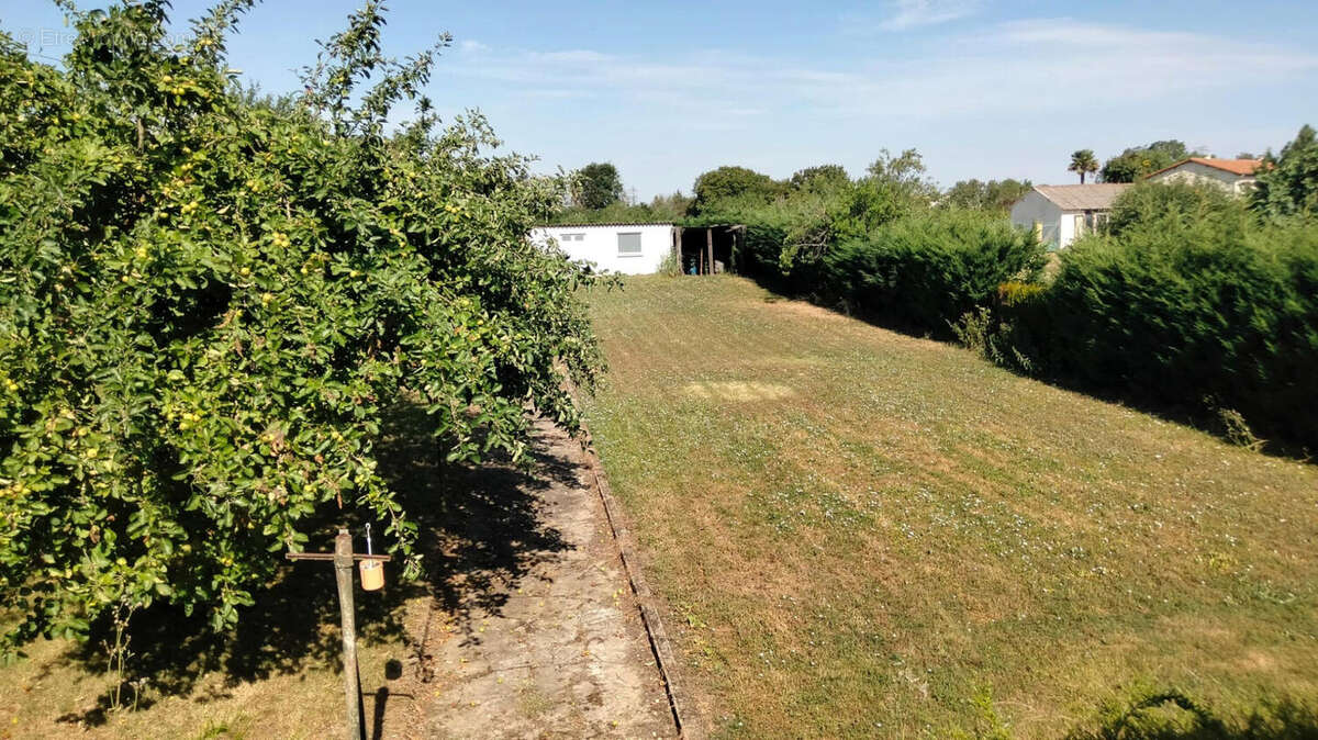 Maison de village à Mauprevoir, Jardins, Garage, Dépendances, Proche des Commerces, 3 Chambres, 2 Salles de Bains - photo 4
