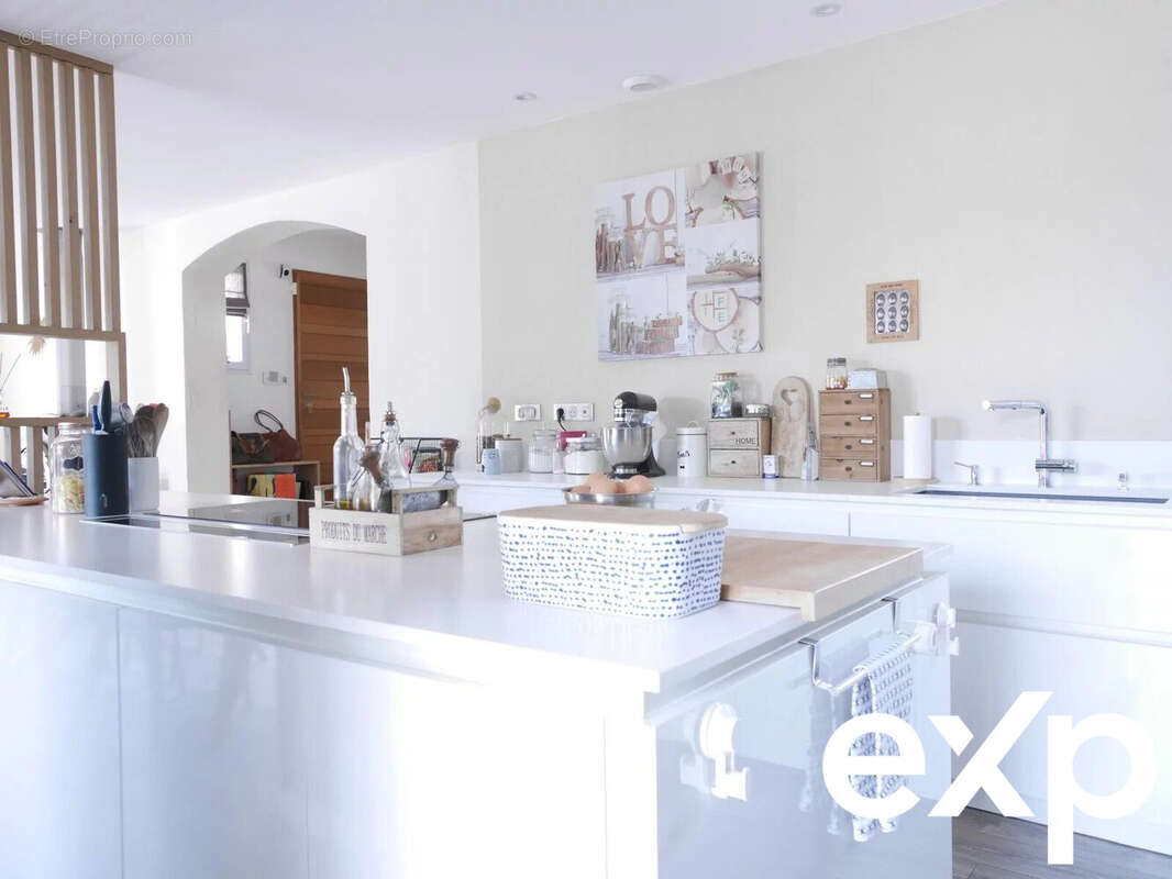 Cuisine haut de gamme équipée - Maison à BELLEGARDE