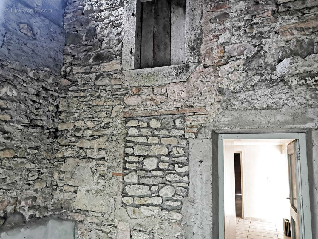 Maison à MONTAGNIEU