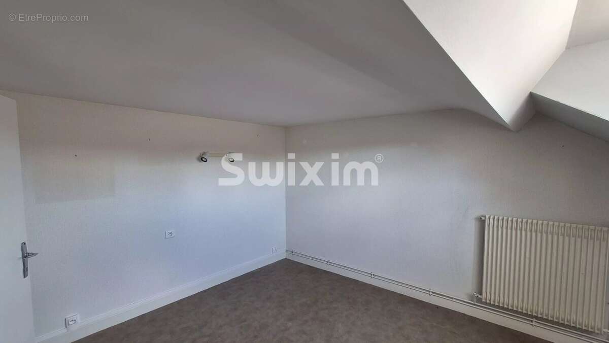 Maison de village avec cour, terrain et grange de 100 m² - photo 11